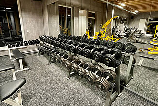 Salle d'entraînement avec bancs de musculation sur un revêtement de sol REGUPOL Fitnessstudio dans le RhönFit TherapieZentrum à Dermbach.